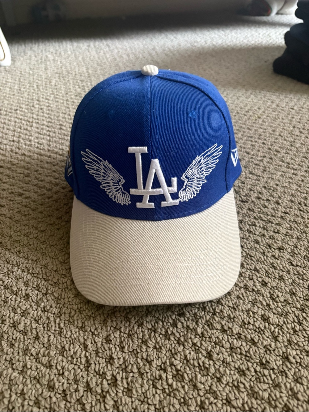 New Era Men’s 7 1/4 Inch Embroidered LA Wings Fitted Cap in Royal Blue and White
